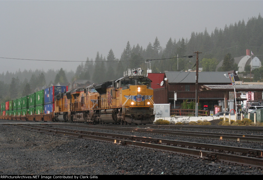 UP 8673 East rolling through Truckee during rainstorm